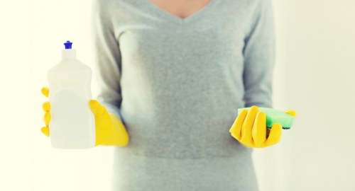 Technician carrying out carpet odour removal in a SE1 flat